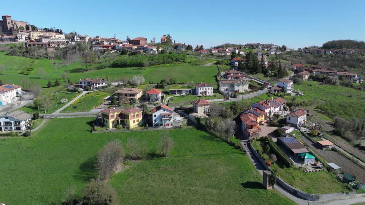 casas verdes en las laderas de las colinas en el famoso pueblo de gabiano, italia