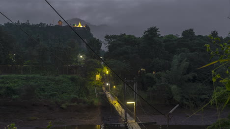 Ein-Statischer-4K-Zeitraffer-Einer-Thailändischen-Buddhistischen-Pagode-Auf-Einem-Hügel-Im-Morgengrauen,-Während-Wolken-Im-Hintergrund-überrollen