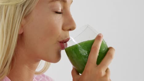 Woman-drinking-vegetable-smoothie