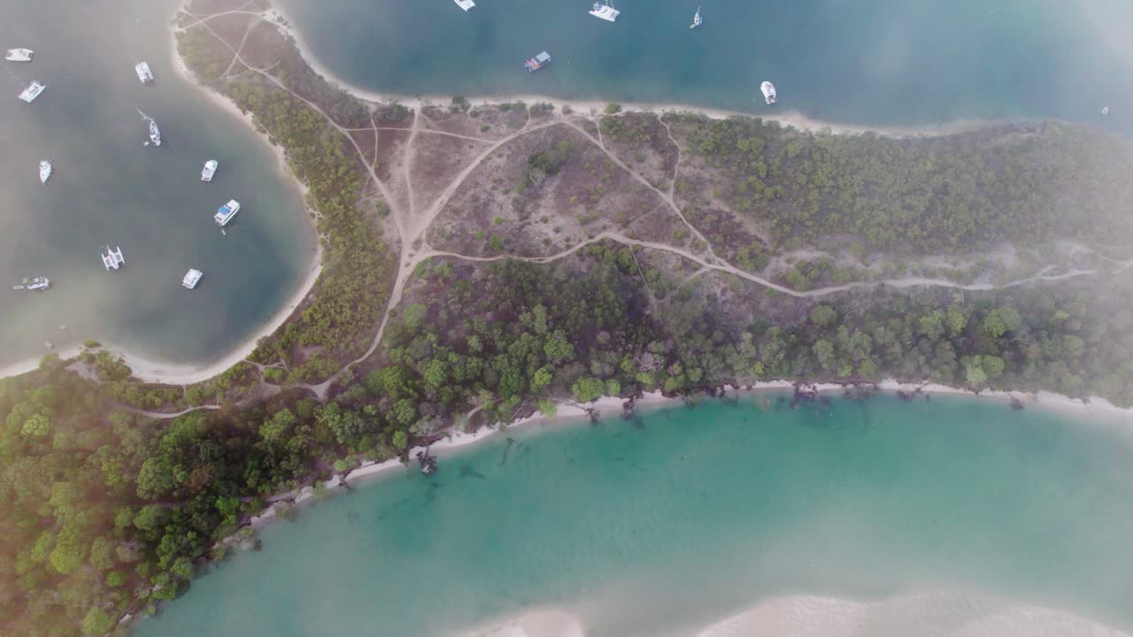 vista de arriba de las cabezas de noosa durante un día de niebla en queensland, australia