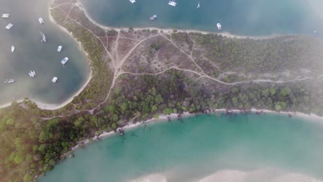 Vista-Superior-De-Las-Cabezas-De-Noosa-Durante-El-Día-De-Niebla-En-Queensland,-Australia