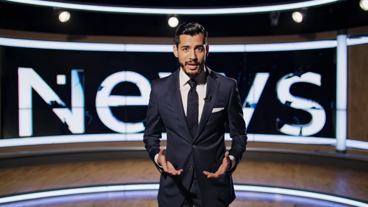 Un conduttore di notiziari è in piedi con sicurezza in uno studio con uno sfondo moderno.