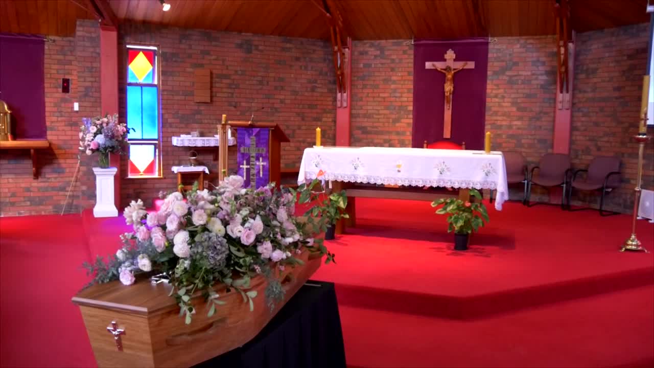 colpo del primo piano di un cofanetto funebre in un carro funebre o cappella o sepoltura al cimitero