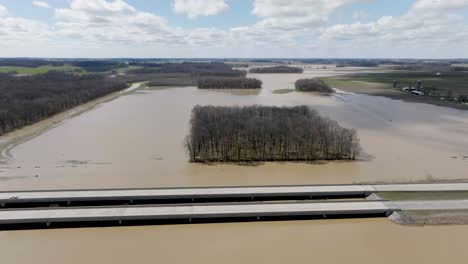 área inundada en el sur de indiana tierras de cultivo al lado de la autopista con video de drones tiro ancho en movimiento hacia adelante