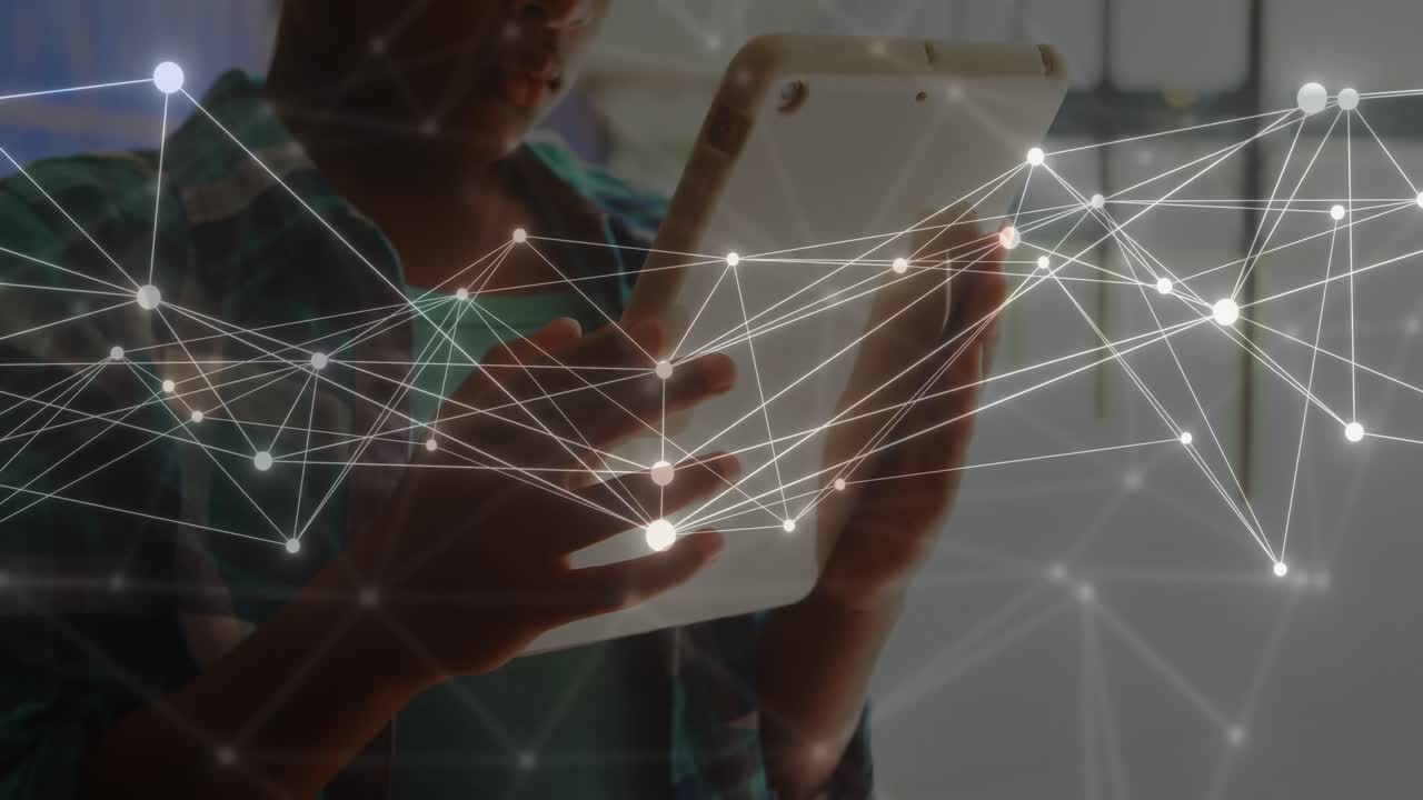 animación de datos y red de conexiones sobre hombre biracial usando tableta