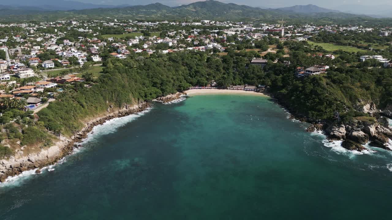 panorámica aérea de la costa de oaxaca en méxico puerto escondido resort playa ciudad de surf