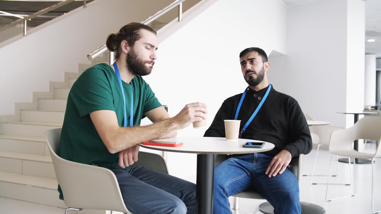 dos hombres teniendo una reunión de negocios o conversación en un entorno de oficina