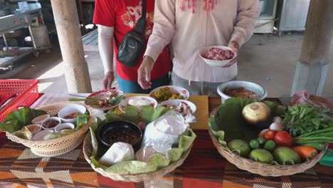 pan shot para revelar los ingredientes que se utilizan en una clase de cocina khmer en camboya