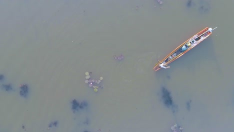 Encerrado-En-Un-Barco-En-Un-Lago-Sereno