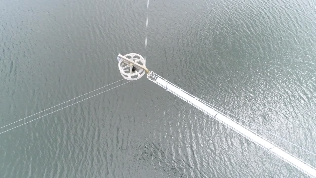 웨이크보딩 및 워터스키 연못에서 기계의 드론  ⁇