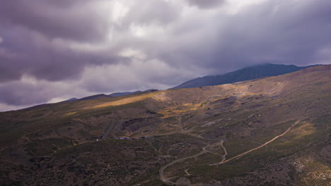 Dämmerungsstrahlen-Zeichnen-Sich-Durch-Wolkenbruch-Ab,-Zeitraffer-Der-Berghänge-Von-Malaga