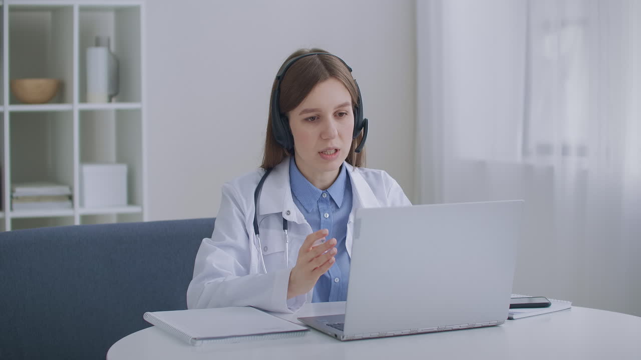 consulta del médico por teléfono la mujer médico está respondiendo a las preguntas de los pacientes en el centro de llamadas vista de perfil