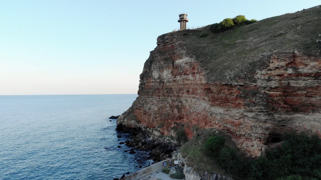drone ascendiendo en el promontorio con la antigua torre en la reserva natural de kaliakra en la bahía de bolata, bulgaria