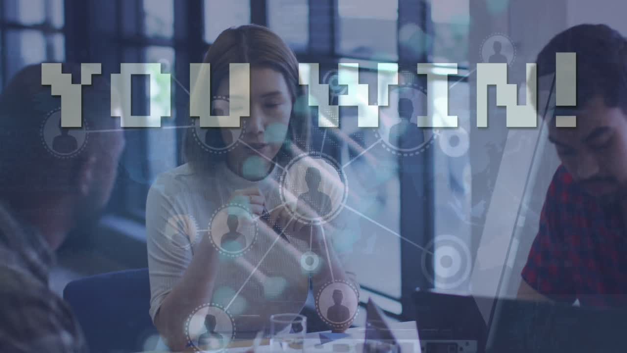 animación de usted ganar texto y estructura de adn girando sobre mujer asiática hablando con sus colegas.