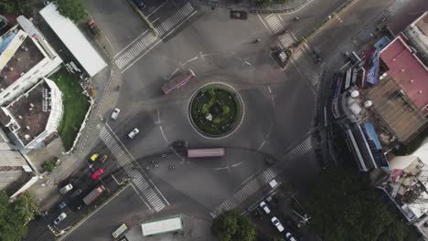 vídeo aéreo cinematográfico de una rotonda y vehículos que se mueven desde la señal con menos tráfico