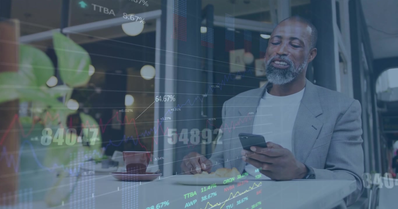 Animazione di elaborazione dati su un uomo afroamericano che usa uno smartphone