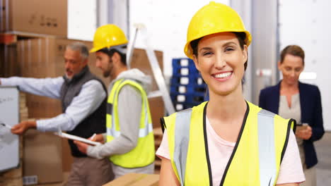 retrato de un trabajador de un almacén