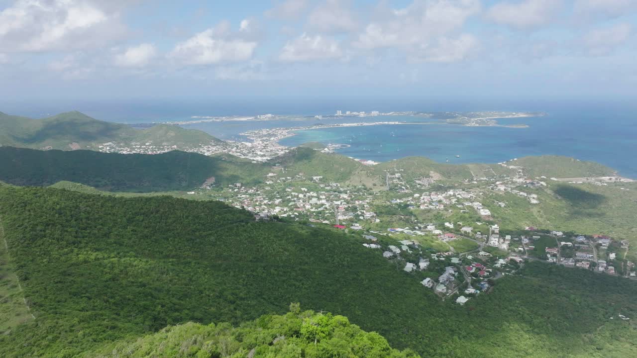 전면에 푸른 산과 함께 낮에 마리고트, 세인트 마틴의 풍경의 아름다움을 포착하는 항공 사진