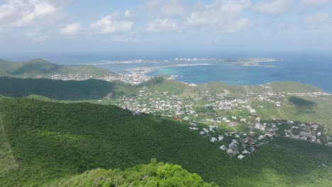 vista aérea capturando la belleza del paisaje de marigot, saint martin durante el día con montañas verdes en primer plano