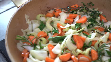 Close-up-of-a-chef-with-flames-cooking-mixed-colorful-vegetables-tossing-them,-restaurant-kitchen