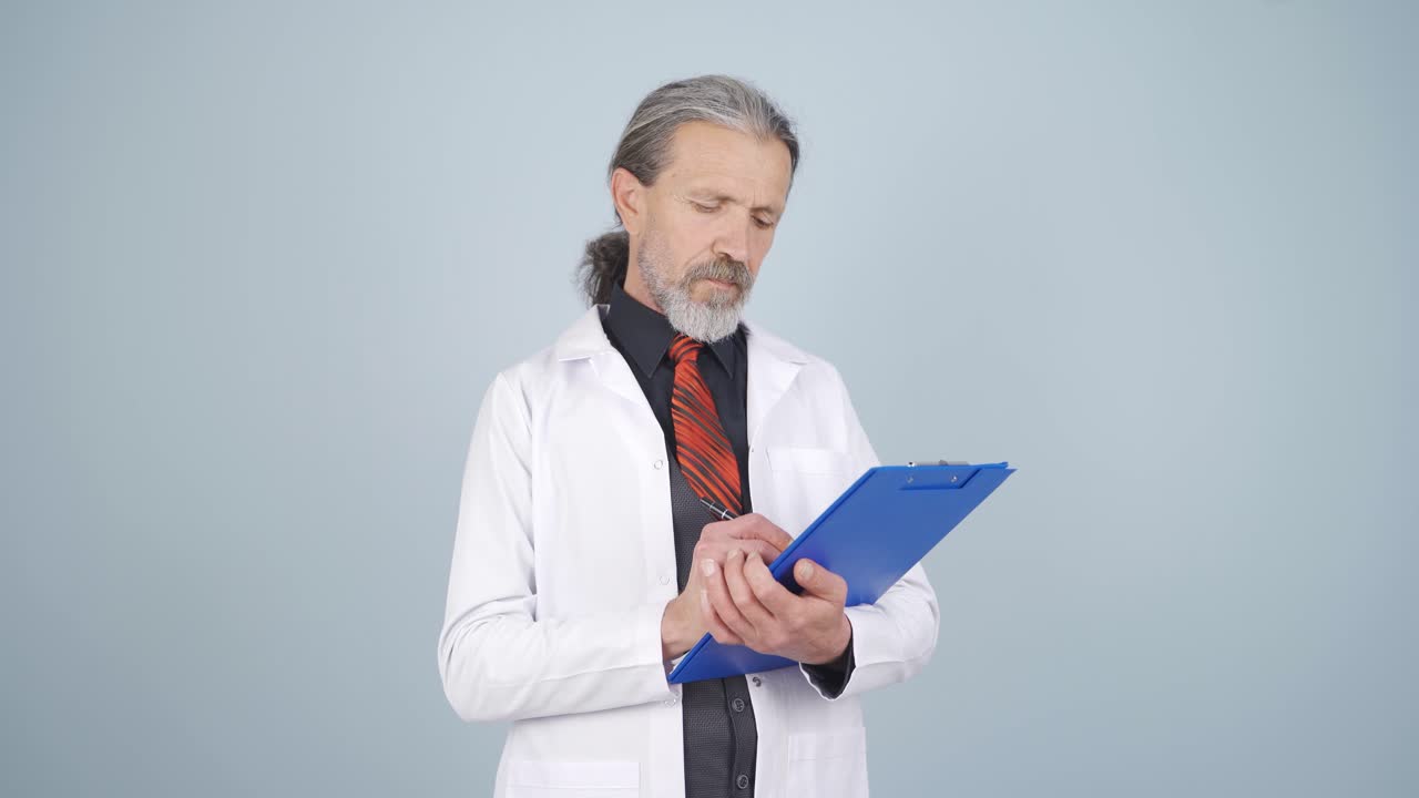 Psiquiatra fazendo anotações