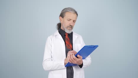 el médico psiquiatra tomando notas.