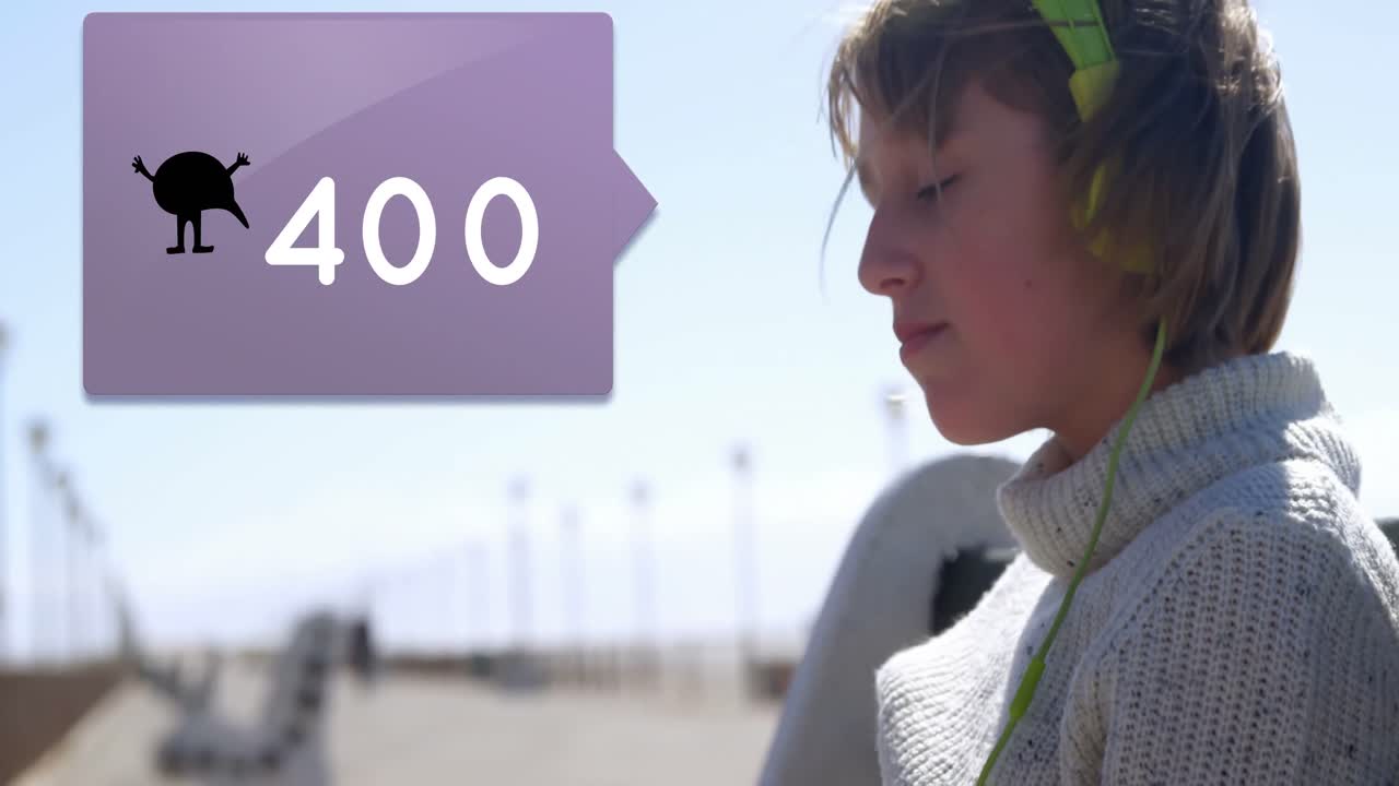 헤드폰과 스마트폰을 가진 여성 위의 음성 거품에 아이콘과 함께 변화하는 숫자의 애니메이션