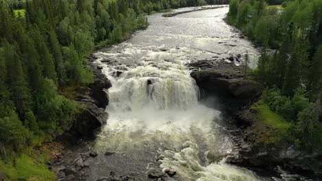 La-Cascada-Ristafallet-En-La-Parte-Occidental-De-Jamtland-Está-Catalogada-Como-Una-De-Las-Cascadas-Más-Hermosas-De-Suecia.