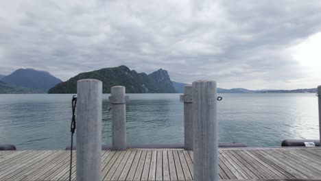 FPV-Drohnenflug-Durch-Seesteg-Dock-Pier-In-Den-Schweizer-Alpen