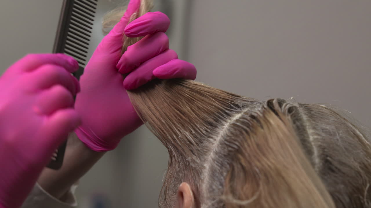 Processo di colorazione dei capelli in un salone di bellezza