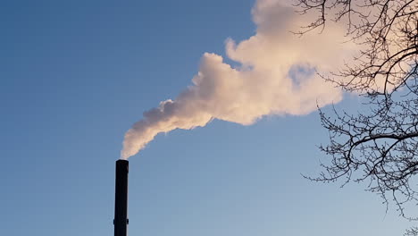 Contaminación-Masiva-De-La-Chimenea-De-La-Industria-Aislada-Del-Hermoso-Cielo-Azul