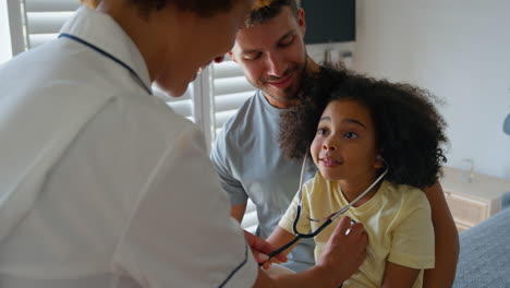 Eine-Krankenschwester-In-Uniform-Gibt-Einem-Mädchen-Ein-Stethoskop,-Damit-Sie-Im-Privaten-Krankenzimmer-Auf-Ihre-Eigene-Brust-Hören-Kann