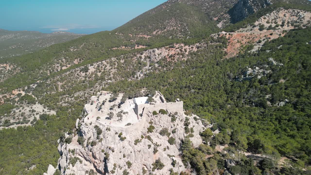 Vista aerea di un castello su una cima di montagna