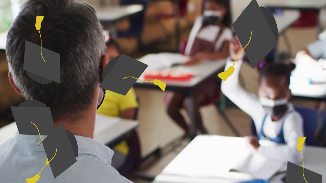 animación de iconos de gorras de graduación sobre diversos escolares y maestros que usan máscaras faciales