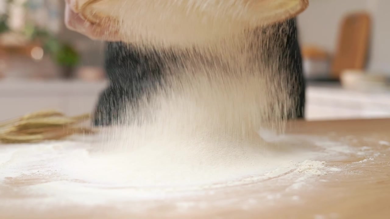 Tampilan Dekat Mengayak Tepung Putih di Atas Meja Kayu