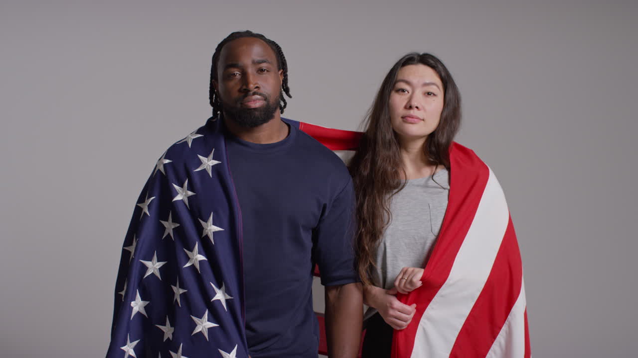 7월 4일 독립기념일을 축하하는 미국 발에 싸인 다문화 부부의 스튜디오 초상화