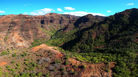 Vista-Aérea-De-Colinas-Y-Paisajes-Verdes-En-Kauai-Hawaii