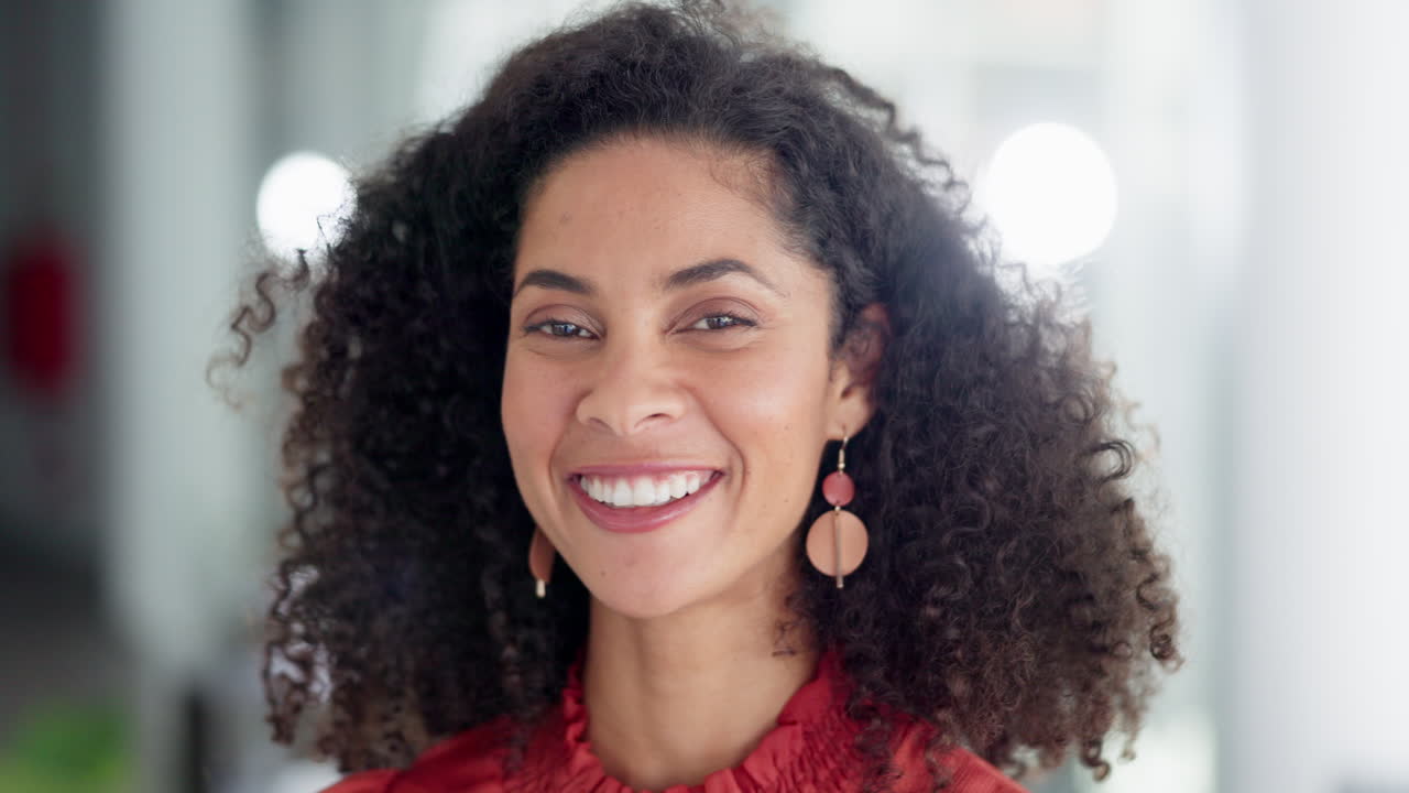 feliz, riendo y la cara de una mujer en el trabajo