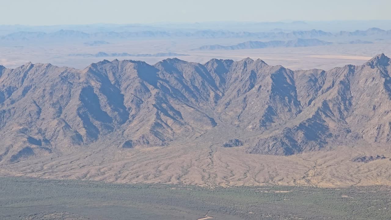 Vista aerea di una vasta catena montuosa nel deserto