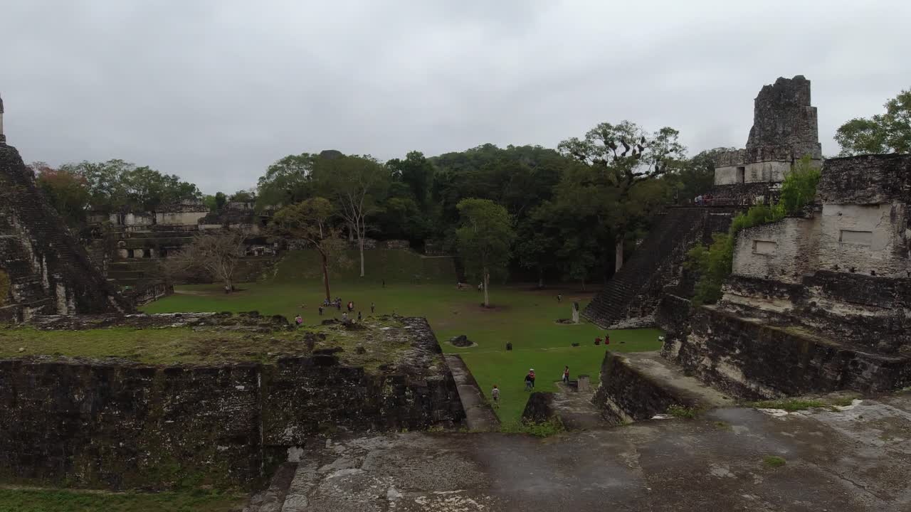 pan a través de la plaza central de tikal con el gran templo del jaguar, ruinas mayas