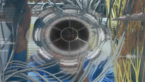 animación de la interfaz con el procesamiento de datos sobre un ingeniero caucásico que trabaja en la sala de servidores
