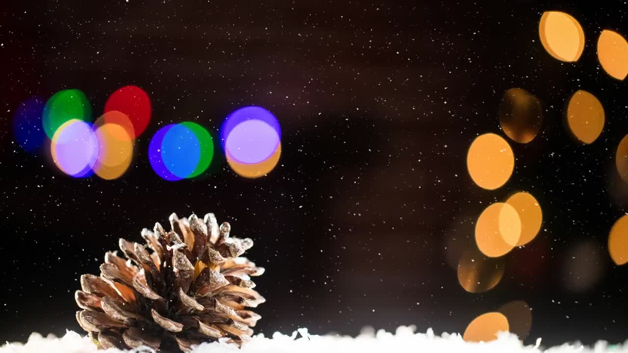 Animation af snefald over grankogle og farverig bokeh