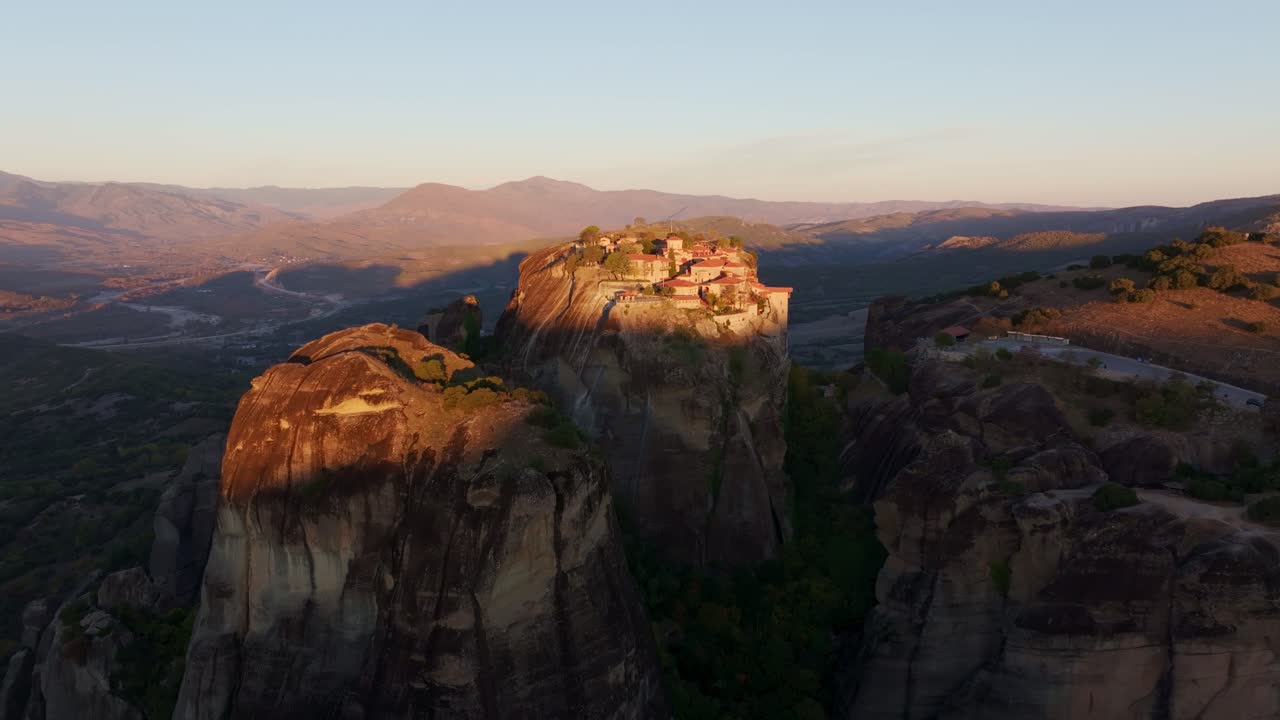 Vista aérea do nascer do sol nos Mosteiros de Meteora na Grécia