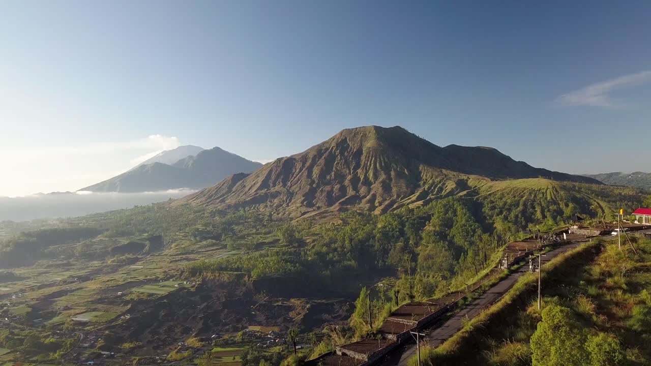 Video con drone del Monte Batur con la luce del primo mattino.