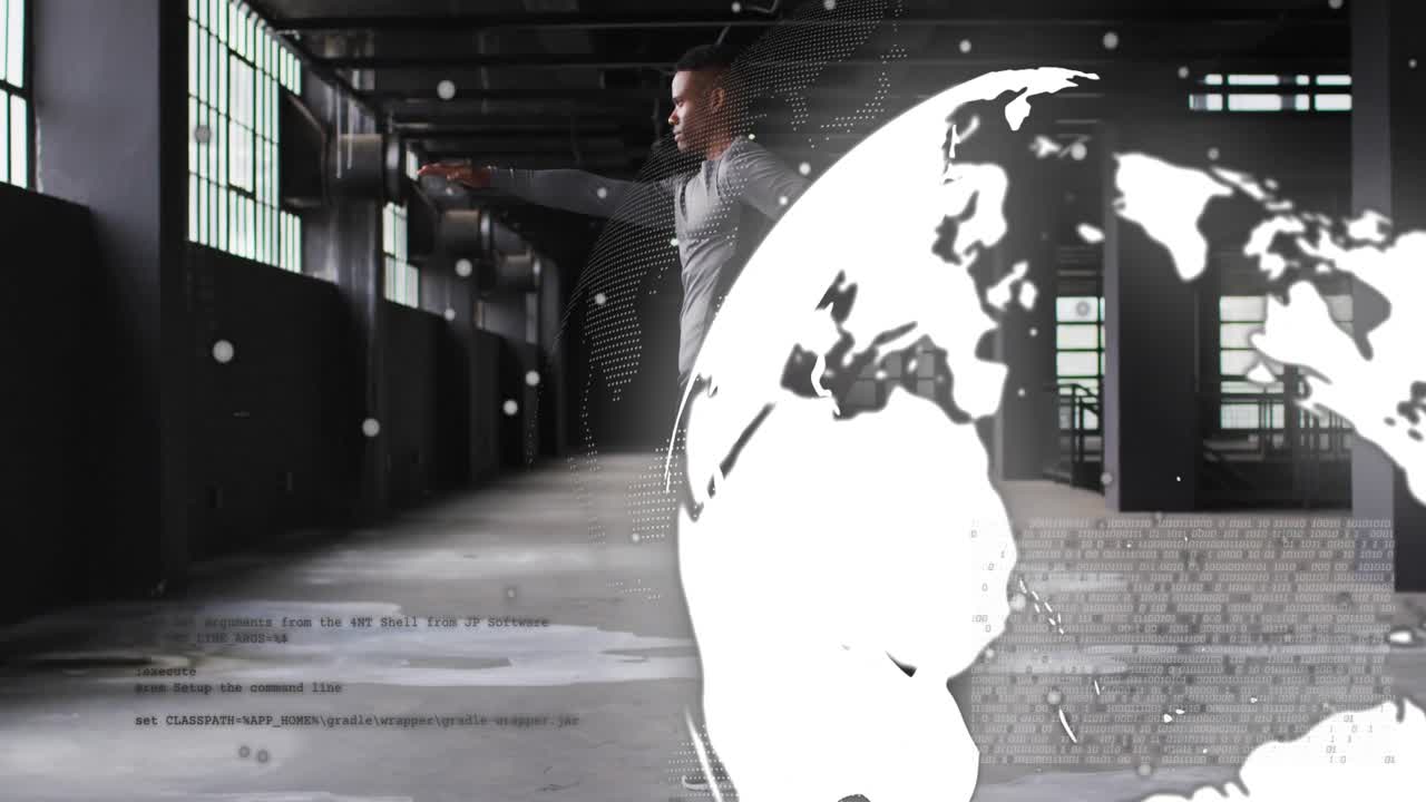 Homem apontando em espaço industrial com globo digital e animação de sobreposição de código
