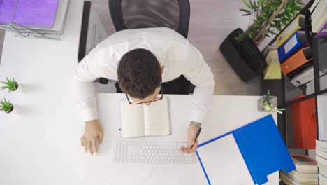 Businessman-getting-angry-in-the-office.-Stressed-businessman.