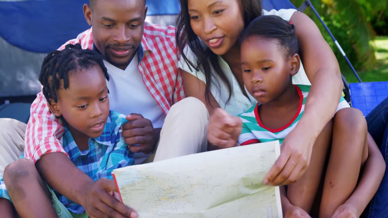 지도를 찾는 가족