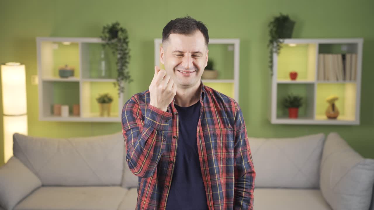 hombre inteligente sonriendo astutamente, mostrando idea y movimiento de dinero.