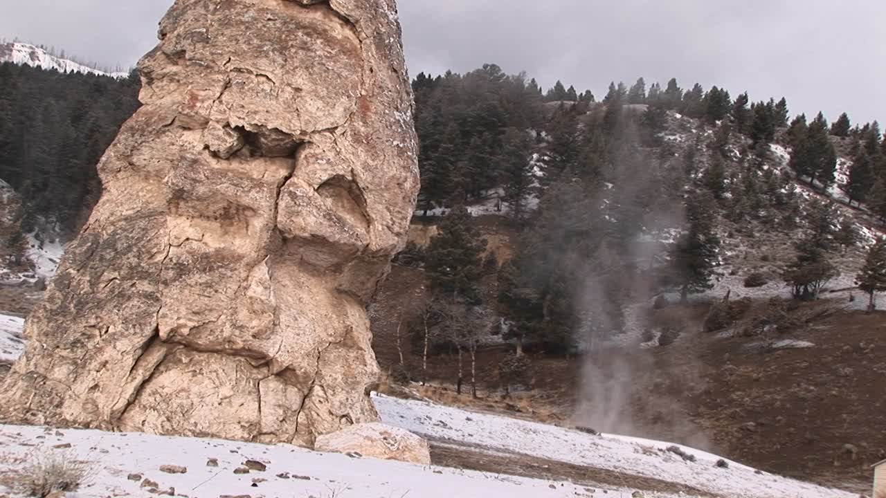tiltshot de un cono de piedra caliza erosionada en el parque nacional de yellowstone.