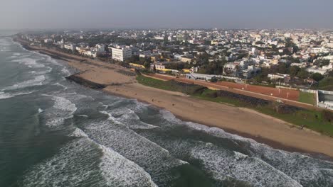 Playa-Aérea-De-Pondycherry,-También-Conocida-Como-Puducherry,-Una-De-Las-Colonias-Francesas-Más-Antiguas-Tiene-Estructuras-Históricas